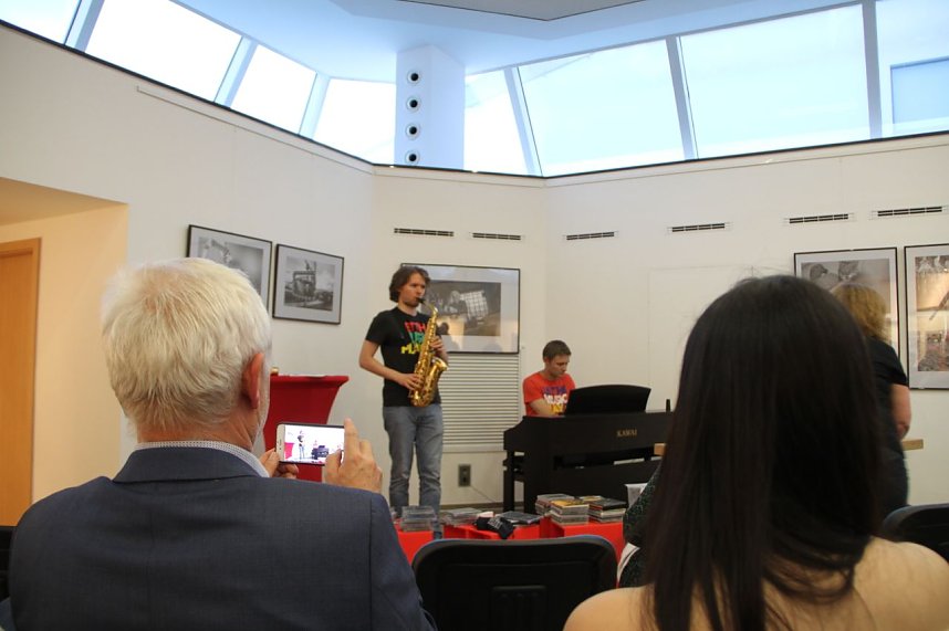 Versteigerung f&uuml;r den Nordh&auml;user Jazzclub in der Kreissparkasse