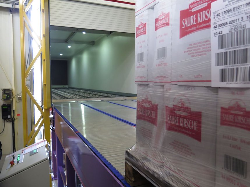 Blick vom Verladeband in die Innenraum des Lkw