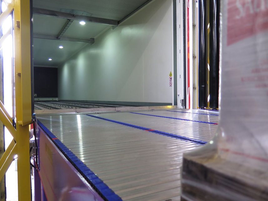 Lkw Boden und Band haben exakt die gleiche H&ouml;he