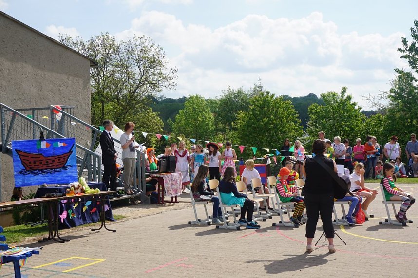 Erste Hohensteintag in Klettenberg.  Grundschule-Kinder Europas im Paddelboot