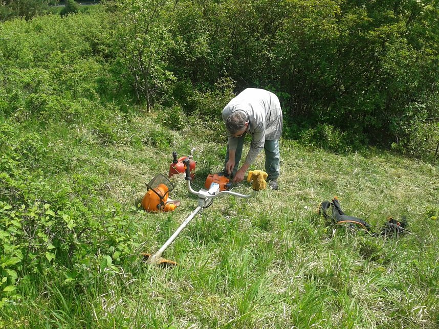 Mit Freischneider und Harke