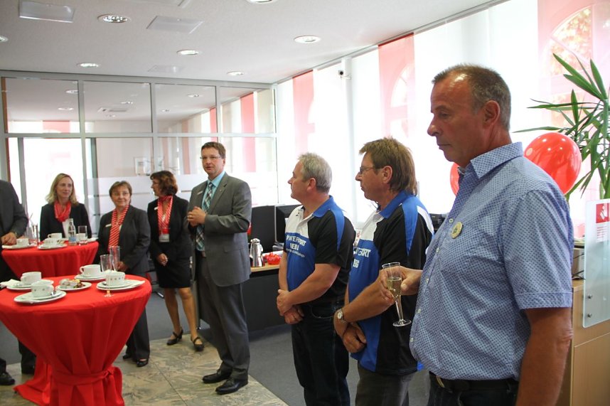 Sieben gl&uuml;ckliche Gewinner kamen beim gro&szlig;en Vereinsvoting der Sparkasse aus Harztor