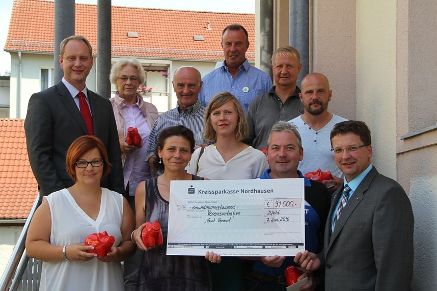 Sieben gl&uuml;ckliche Gewinner kamen beim gro&szlig;en Vereinsvoting der Sparkasse aus Harztor