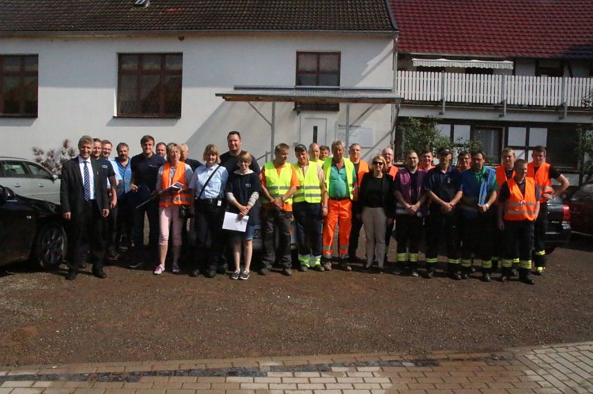 Einsatzkr&auml;fte bei der Evakuierung