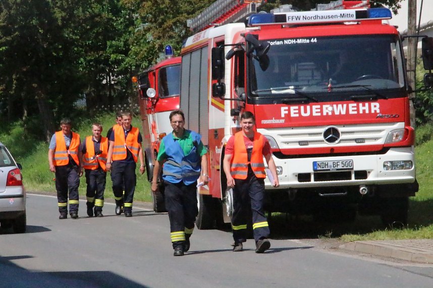 Einsatzkr&auml;fte bei der Evakuierung