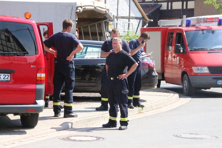 Einsatzkr&auml;fte bei der Evakuierung
