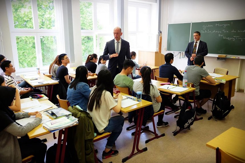 Minister Tiefensee besuchte Hochschule