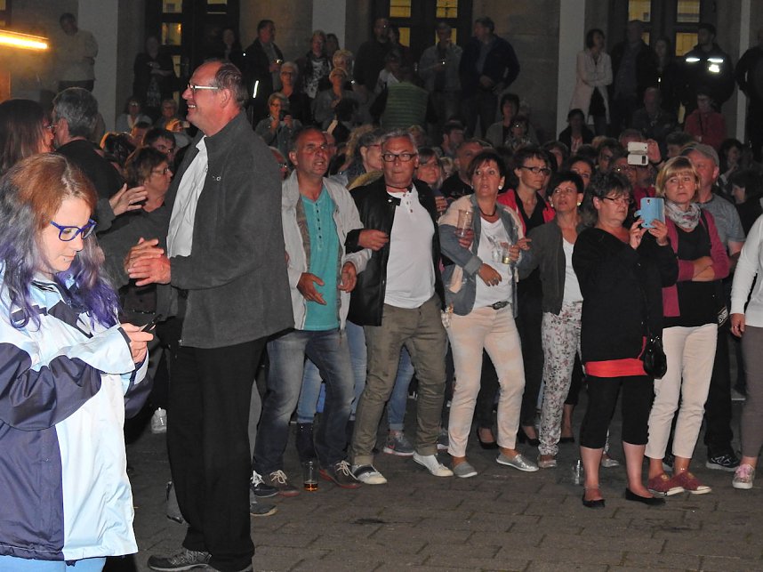 Extase vor dem Theater