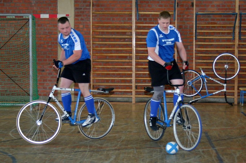 Die Nerven haben dem Ilfelder Radball-Duo Toni Fiebig/Toni Krause am Ende einen Strich durch die Rechnung gemacht.