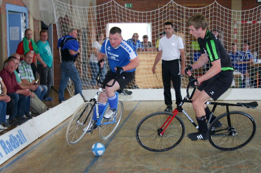 Die Nerven haben dem Ilfelder Radball-Duo Toni Fiebig/Toni Krause am Ende einen Strich durch die Rechnung gemacht.