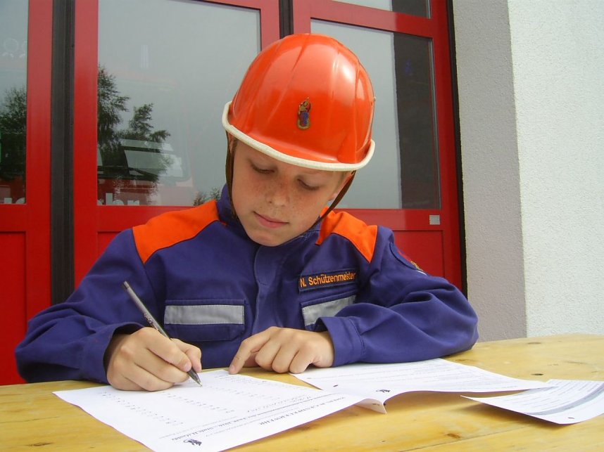 w&ouml;lf Kinder aus den Jugendfeuerwehren Bleicherode, Kleinwerther und Kleinfurra-R&uuml;xleben legten ihr Leistungsabzeichen der Th&uuml;ringer Jugendfeuerwehr f&uuml;r die Altersklasse 6-9 Jahre in Gold" auf dem Gel&auml;nde der Freiwilligen Feuerwehr Bleicherode ab, um zu zeigen, was sie im letzten dreiviertel Jahr so alles dazugelernt hatten.