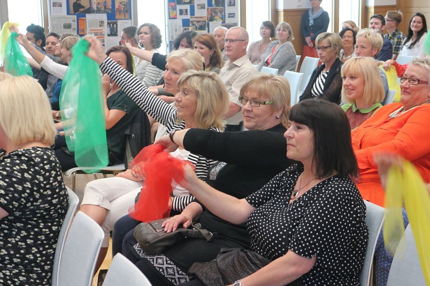 "Ein Freund unserer Stadt und ihrer Kinder" - der Musiker Rolf Zuckowski durfte sich heute in das goldene Buch der Stadt eintragen