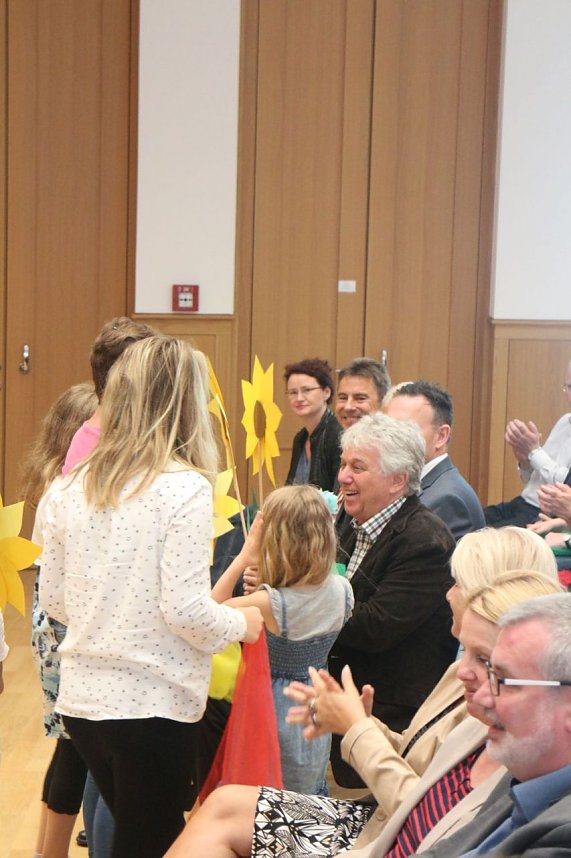 "Ein Freund unserer Stadt und ihrer Kinder" - der Musiker Rolf Zuckowski durfte sich heute in das goldene Buch der Stadt eintragen