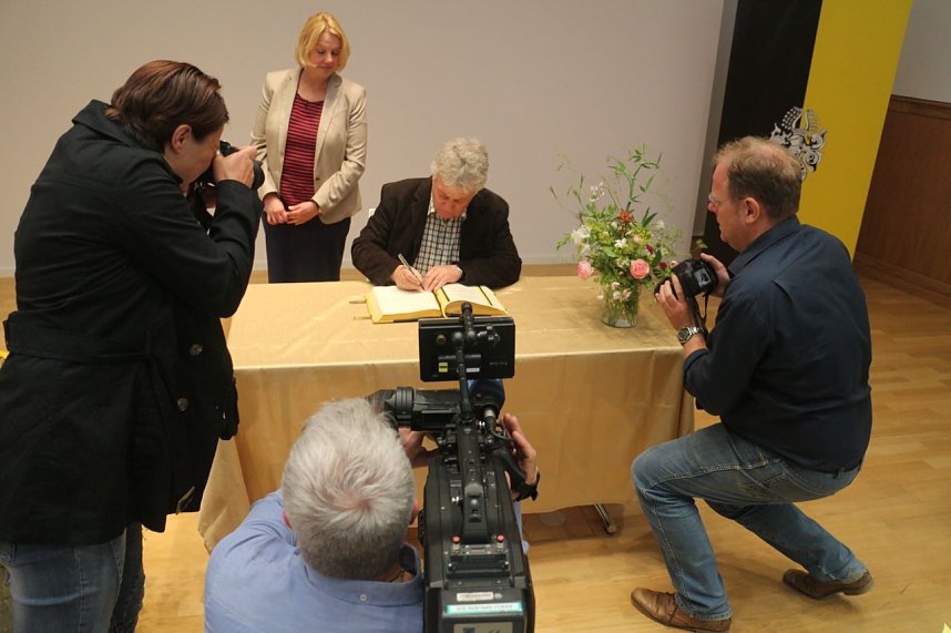"Ein Freund unserer Stadt und ihrer Kinder" - der Musiker Rolf Zuckowski durfte sich heute in das goldene Buch der Stadt eintragen