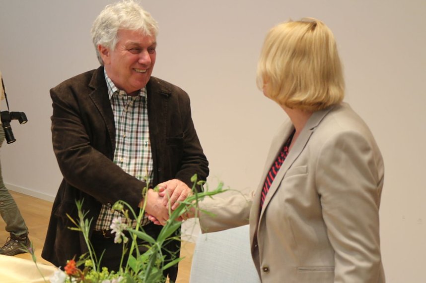 "Ein Freund unserer Stadt und ihrer Kinder" - der Musiker Rolf Zuckowski durfte sich heute in das goldene Buch der Stadt eintragen