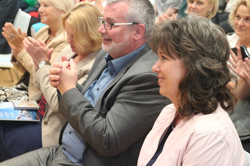 "Ein Freund unserer Stadt und ihrer Kinder" - der Musiker Rolf Zuckowski durfte sich heute in das goldene Buch der Stadt eintragen