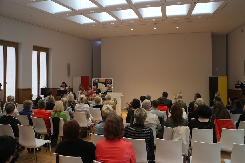 "Ein Freund unserer Stadt und ihrer Kinder" - der Musiker Rolf Zuckowski durfte sich heute in das goldene Buch der Stadt eintragen