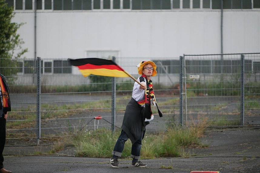 Fans gucken Deutschland gegen Polen