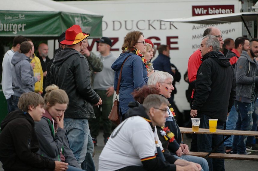 Fans gucken Deutschland gegen Polen