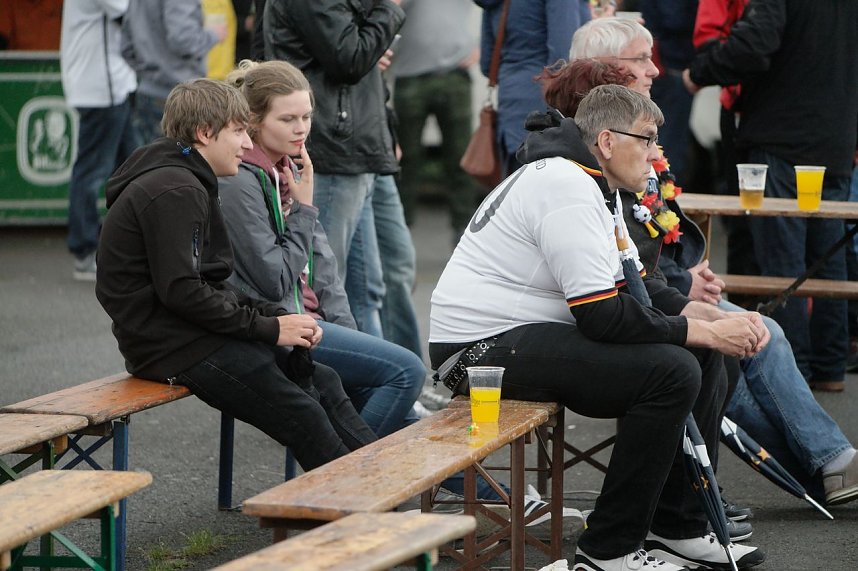Fans gucken Deutschland gegen Polen