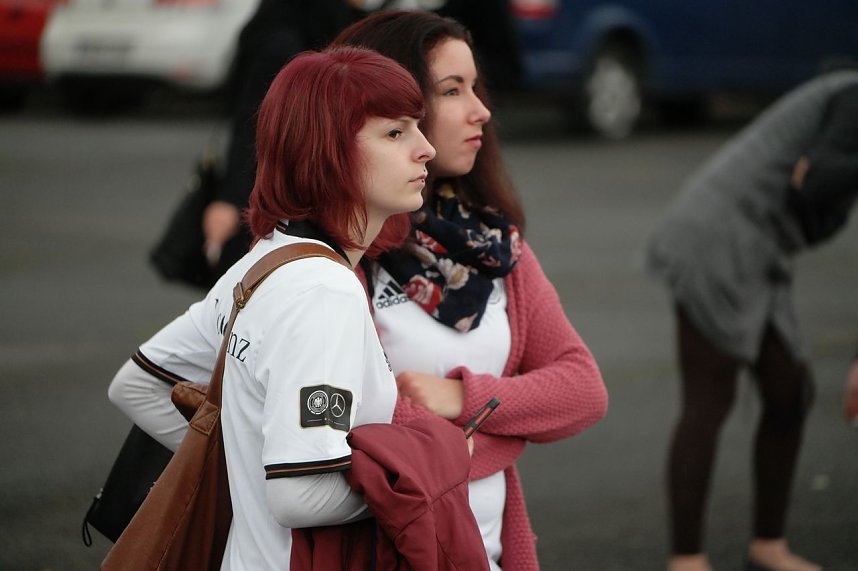 Fans gucken Deutschland gegen Polen