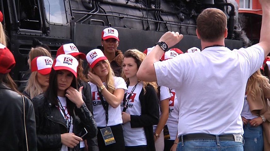 Model-Sonderzug auf dem Gleis der Harzer-Schmalspurbahn