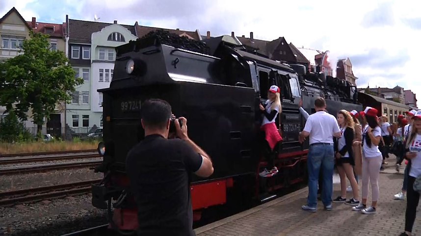 Model-Sonderzug auf dem Gleis der Harzer-Schmalspurbahn