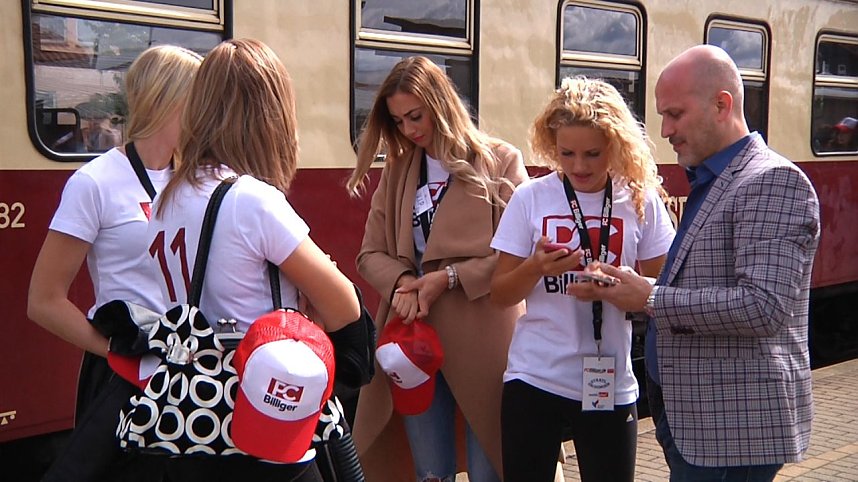 Model-Sonderzug auf dem Gleis der Harzer-Schmalspurbahn