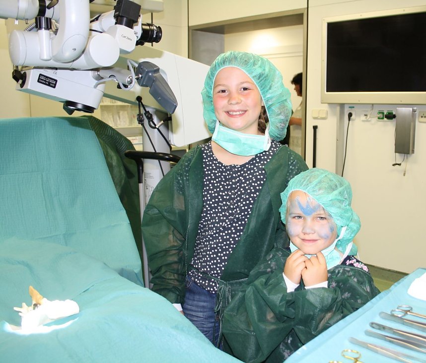 Lina Lehmann (8) und Liliana Herold (6) staunten &uuml;ber die spannende OP-F&uuml;hrung in der Klinik.