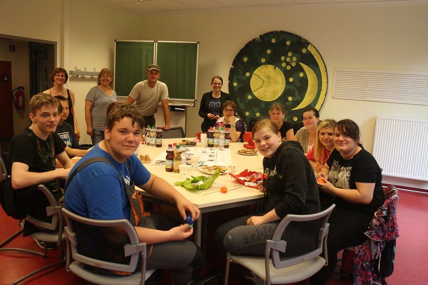 Die Klasse 8a der Nordh&auml;user Pestalozzi-Schule mit Helfern und Unterst&uuml;tzern vor ihren selbst gebauten M&ouml;belst&uuml;cken