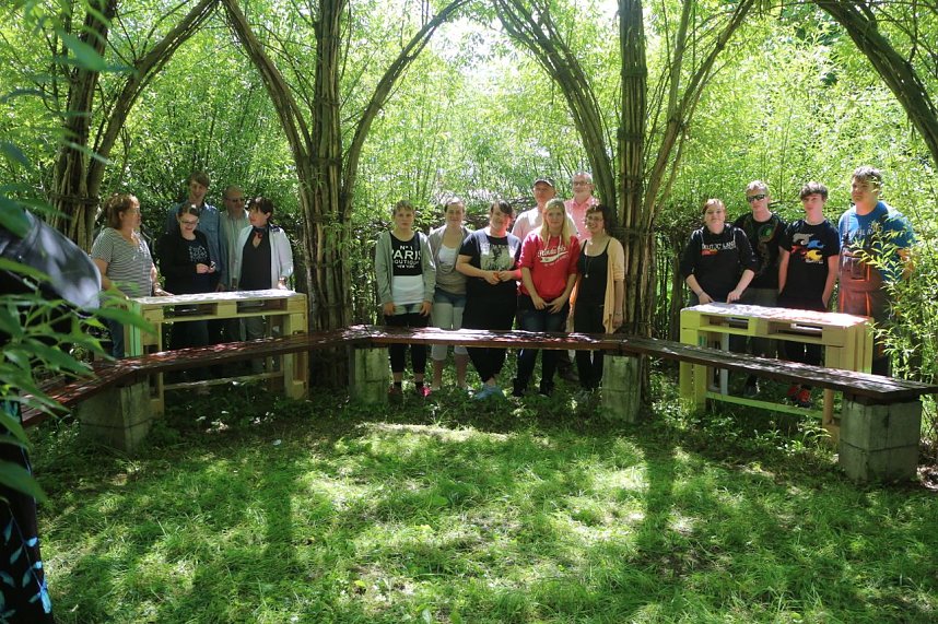 Die Klasse 8a der Nordh&auml;user Pestalozzi-Schule mit Helfern und Unterst&uuml;tzern vor ihren selbst gebauten M&ouml;belst&uuml;cken