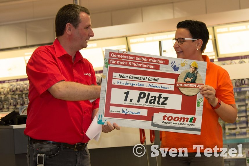 Toom Baumarkt &uuml;berreichte Schecks an Nordh&auml;user Kinderg&auml;rten