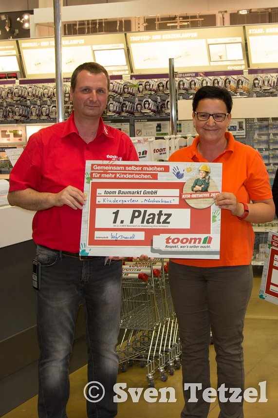 Toom Baumarkt &uuml;berreichte Schecks an Nordh&auml;user Kinderg&auml;rten