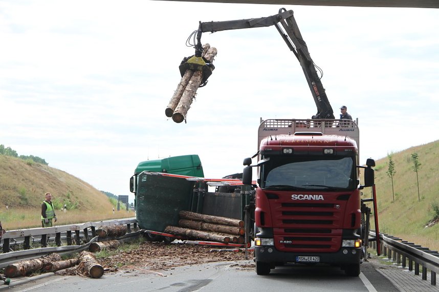 Verungl&uuml;ckter Holzlaster bei Nordhausen