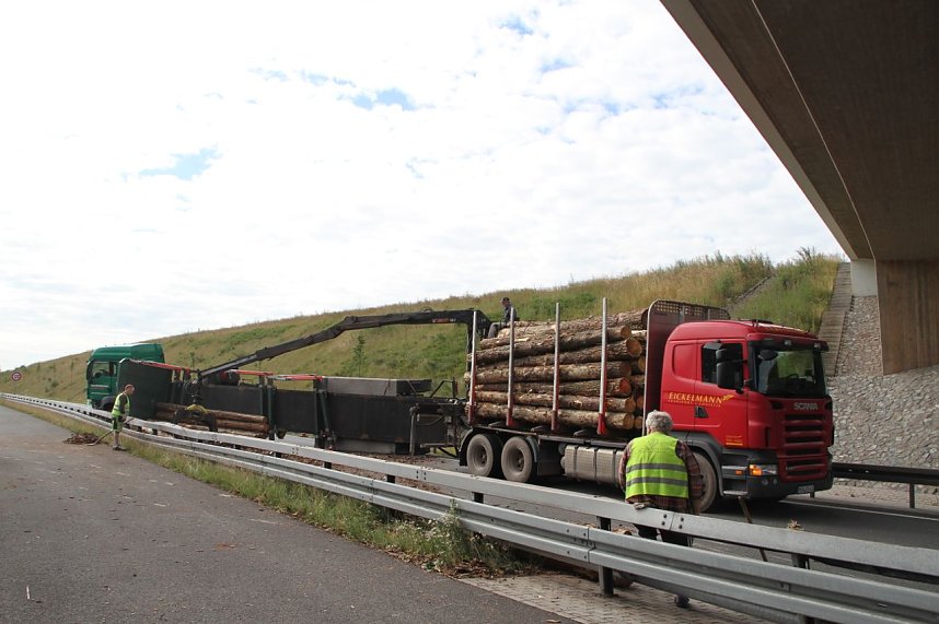 Verungl&uuml;ckter Holzlaster bei Nordhausen