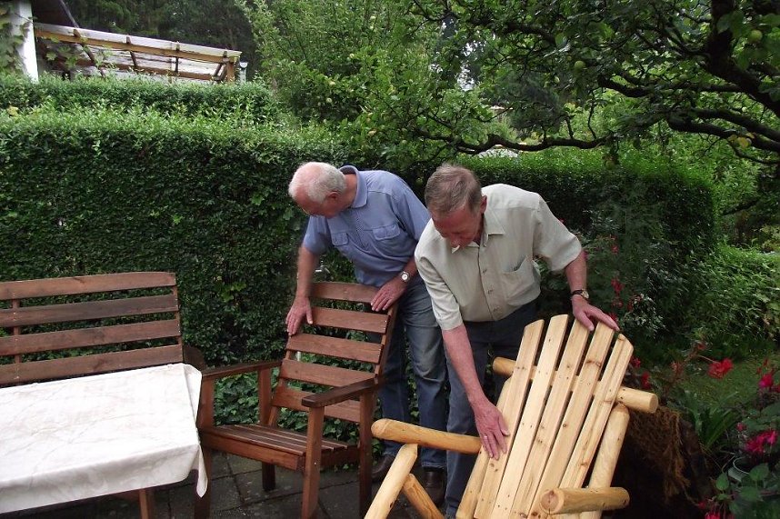 J&uuml;rgen Kleinschmidt (links), langj&auml;hriger Vorsitzender der Kleingartenanlage, bewundert das handwerkliche Geschick Dieter Heimanns.