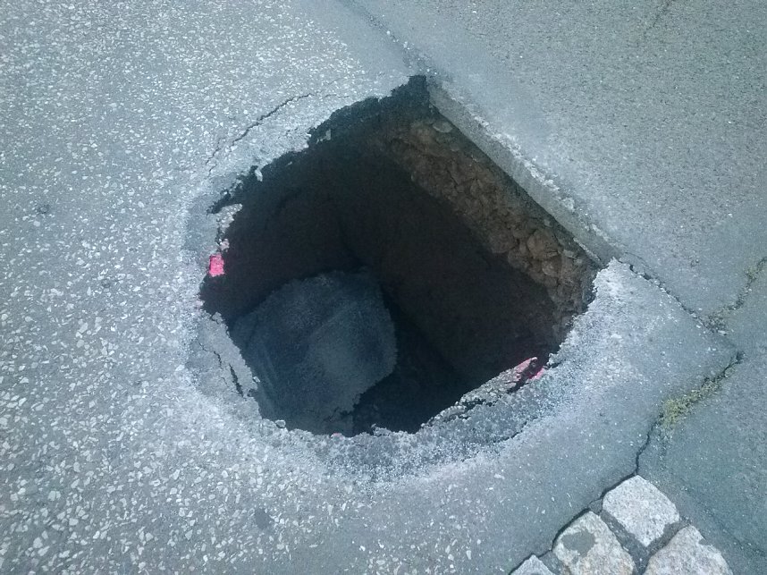 Erdloch in der Liudolfingerstra&szlig;e