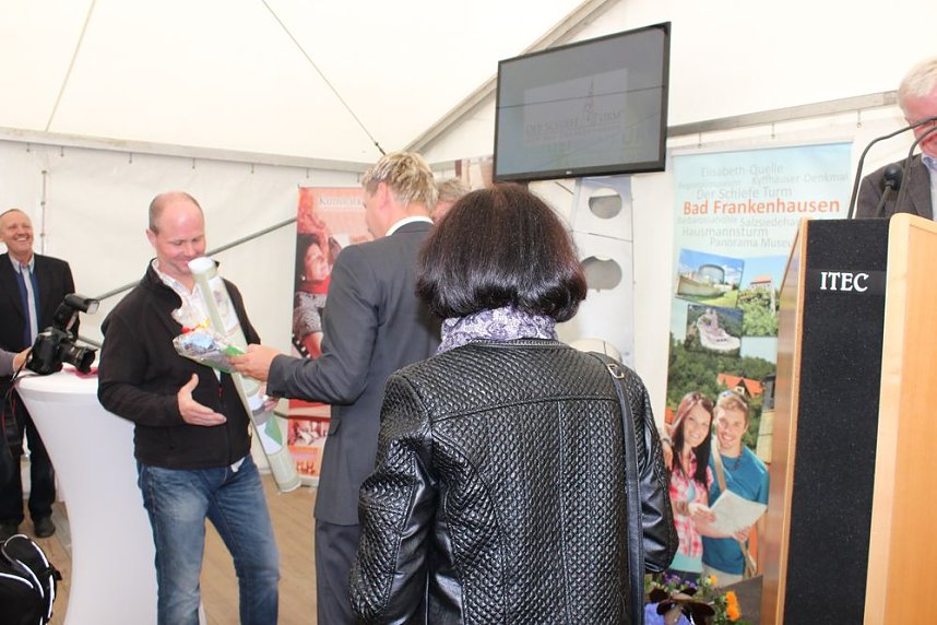 Mit Festakt schiefer Turm als gerettet gefeiert