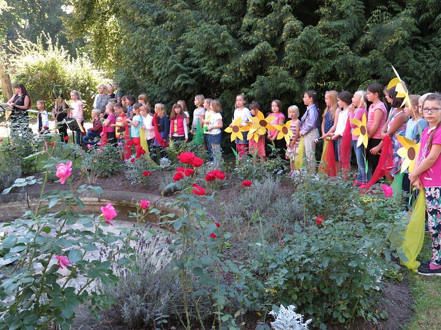 Gro&szlig;er Bahnhof im Park Hohenrode