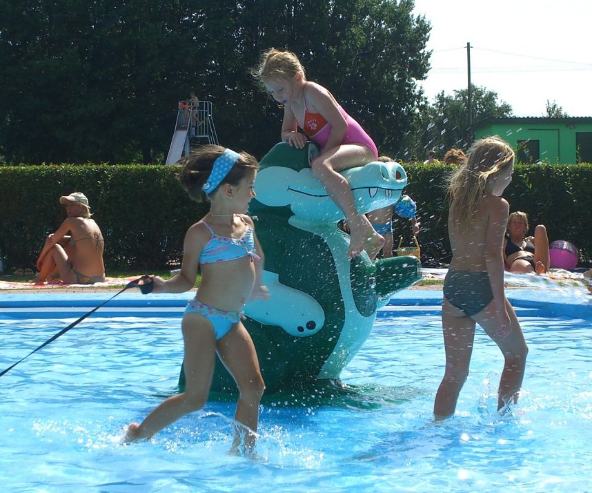 Wasserspa&szlig; im Flutlicht - das Salzaquellbad macht zum zweiten Mal die Lichter an