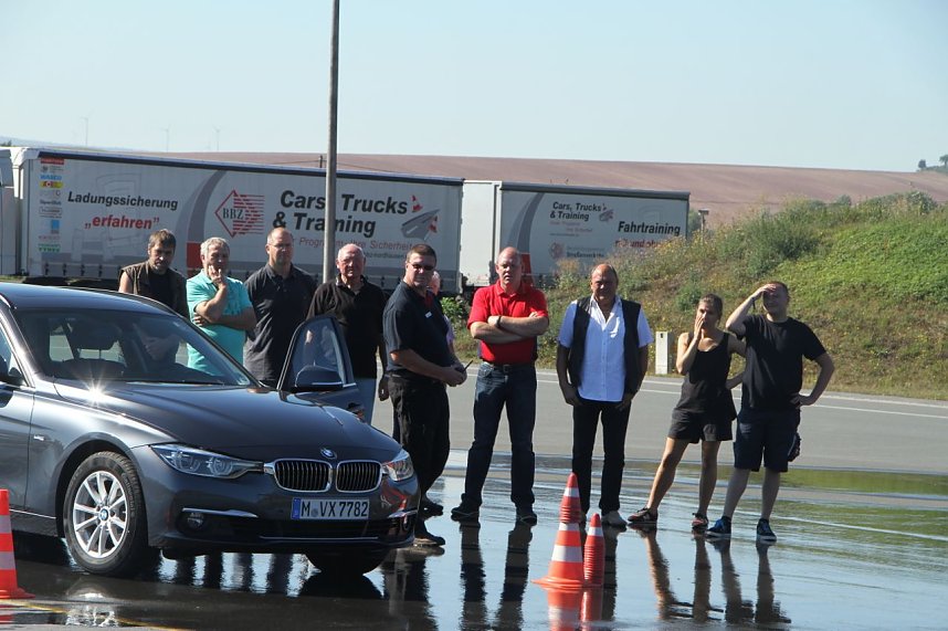 Sicherheit f&auml;ngt im Kopf an - Drehtag auf dem Autodrom