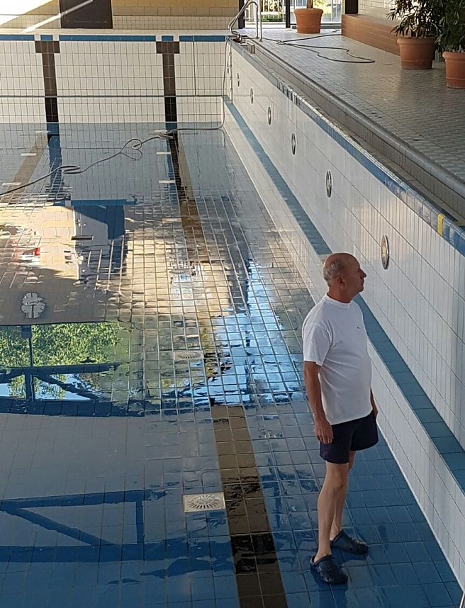 Badehaus-Team testet das Erlebnisbecken