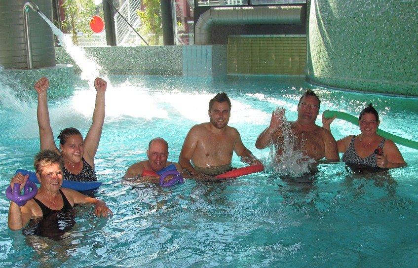 Badehaus-Team testet das Erlebnisbecken