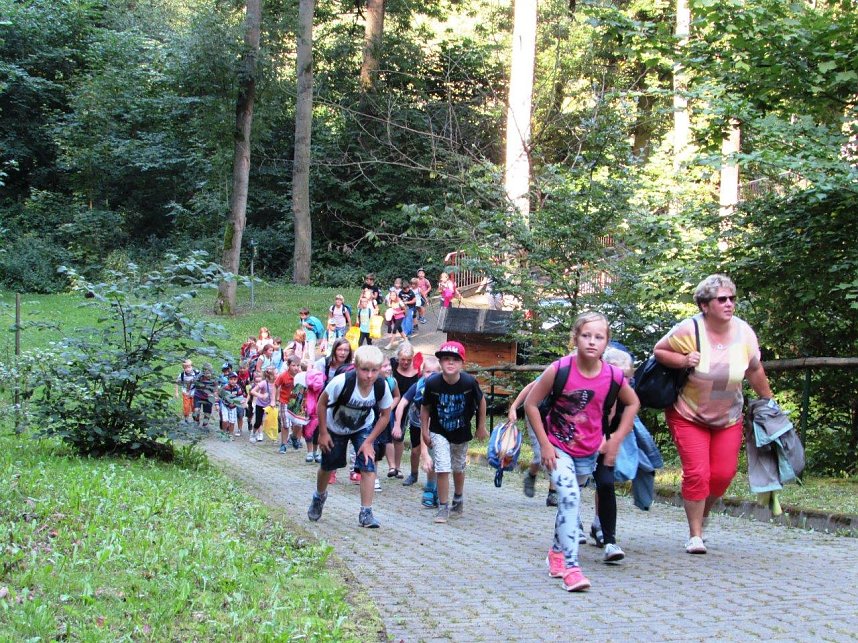 Gummistiefel, Schaufel, Sieb - an der Langen Wand waren junge Goldsucher zu Gange