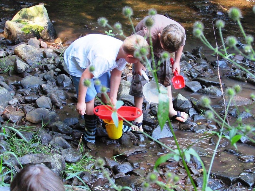 Gummistiefel, Schaufel, Sieb - an der Langen Wand waren junge Goldsucher zu Gange
