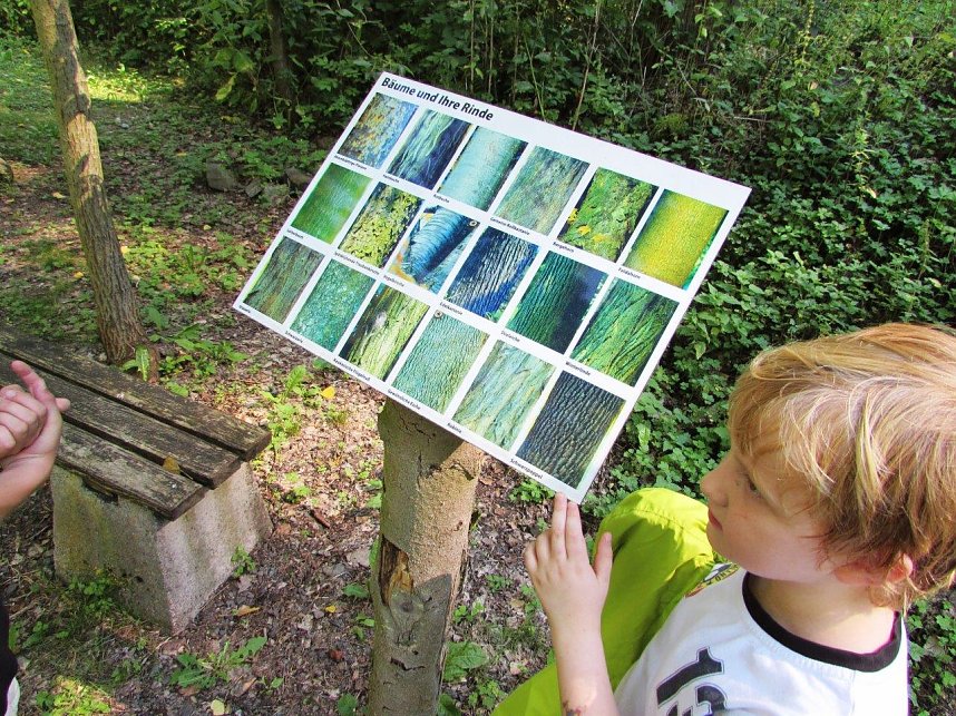 Gummistiefel, Schaufel, Sieb - an der Langen Wand waren junge Goldsucher zu Gange