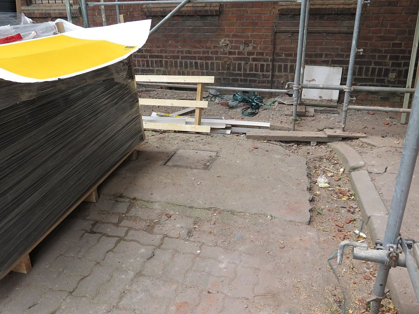 Hier wurde ein Brunnen entdeckt, der auch Sicherheitsgr&uuml;nden verschlossen wurde.