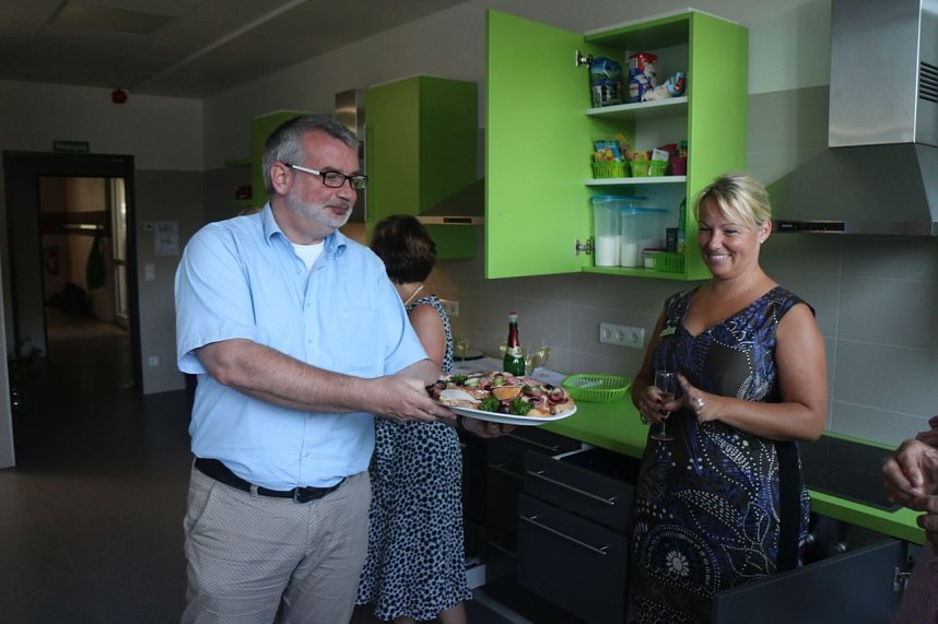 Die neue Lehrk&uuml;che f&uuml;r die Ellricher Regelschule wurde so eingeweiht wie es sich f&uuml;r eine gute K&uuml;che geh&ouml;rt