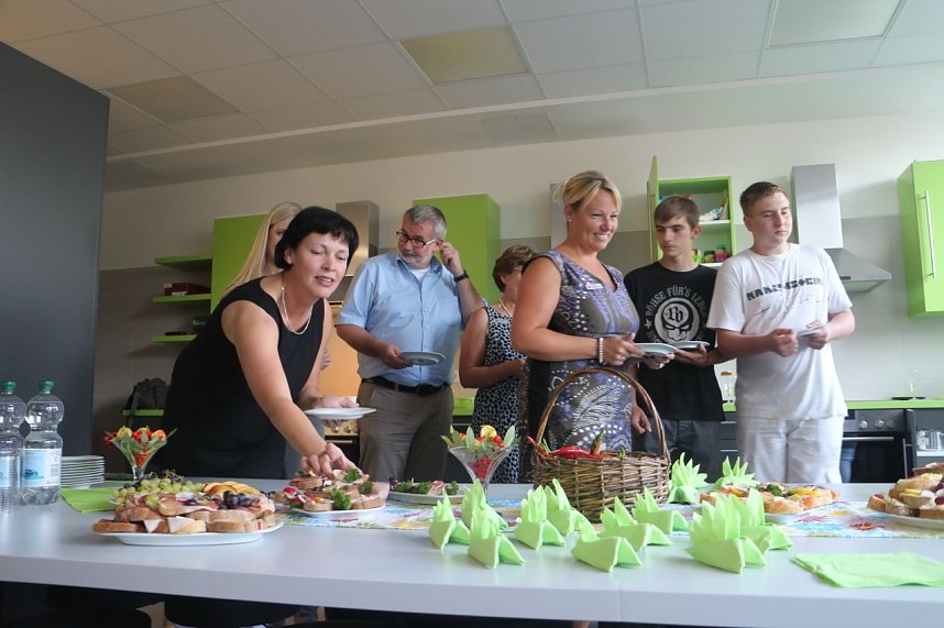 Die neue Lehrk&uuml;che f&uuml;r die Ellricher Regelschule wurde so eingeweiht wie es sich f&uuml;r eine gute K&uuml;che geh&ouml;rt