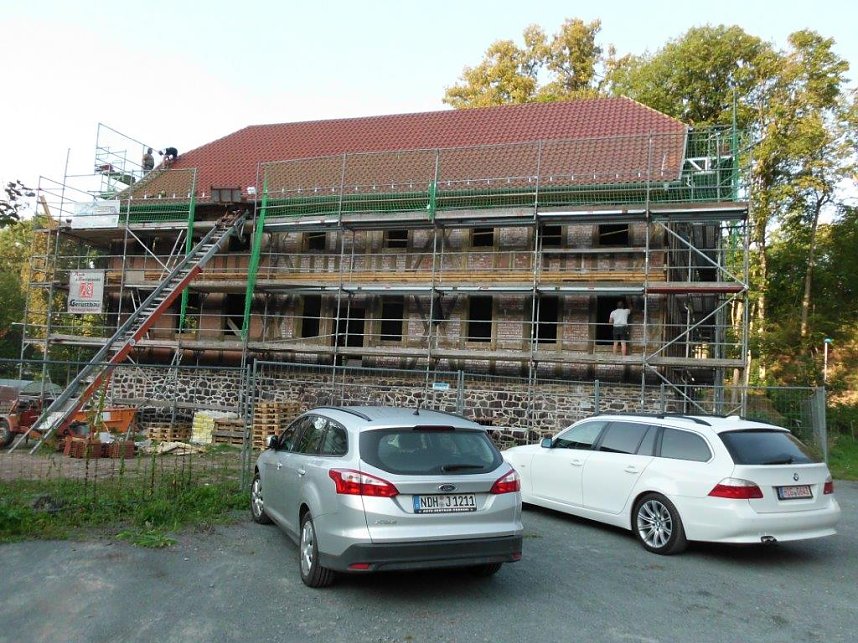 Das Verwalterhaus mit Dachziegeln eingedeckt